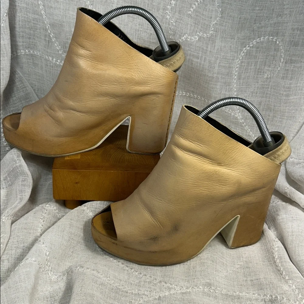 Balenciaga leather platform hidden heeled shoes sling back